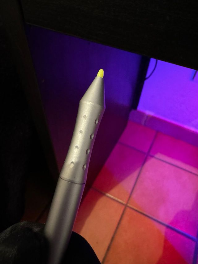 Penna con punta in plastica con torcia e laser