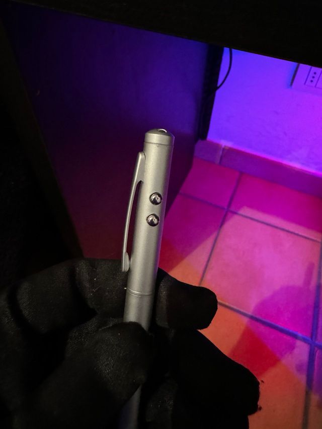 Penna con punta in plastica con torcia e laser