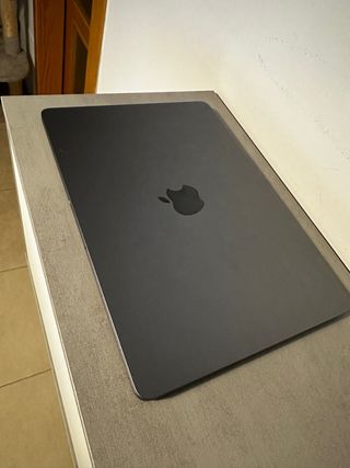 MacBook Air 13” con alguna marca de uso