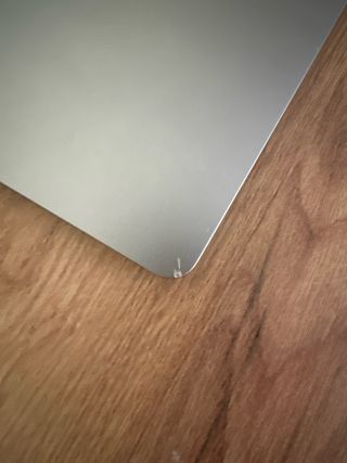 MacBook Air 13” con alguna marca de uso