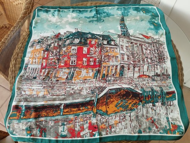 Preciso pañuelo verde de gran colorido