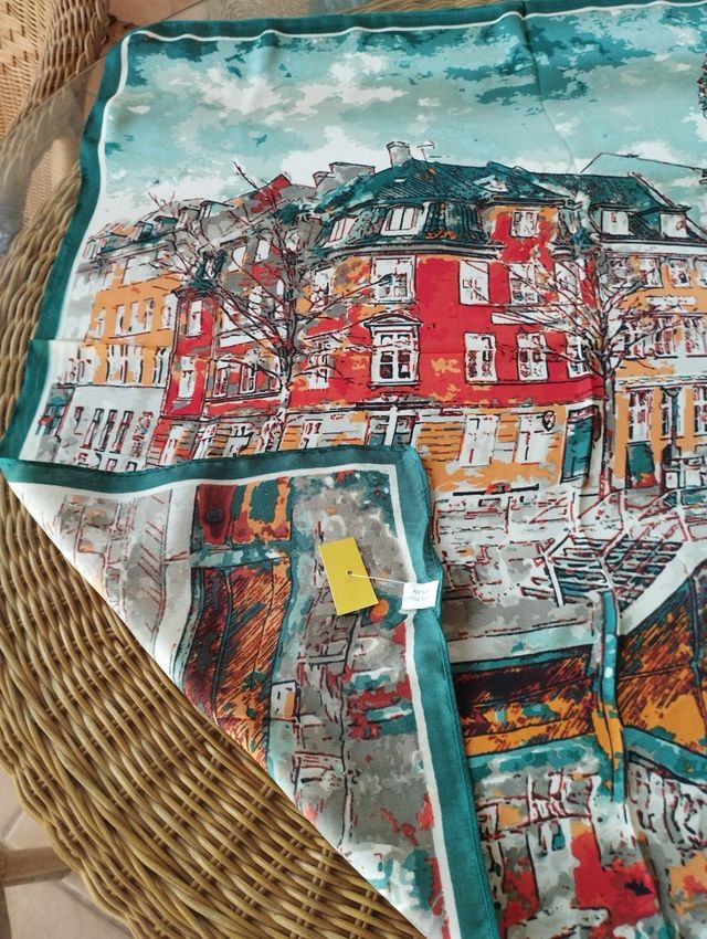 Preciso pañuelo verde de gran colorido