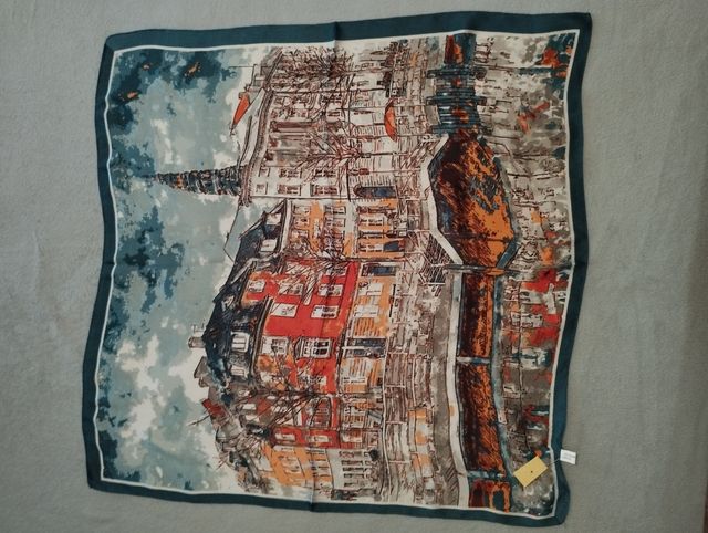 Preciso pañuelo verde de gran colorido