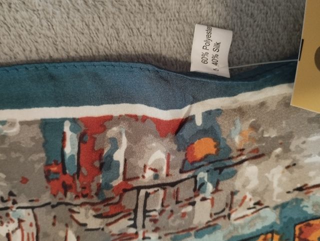 Preciso pañuelo verde de gran colorido