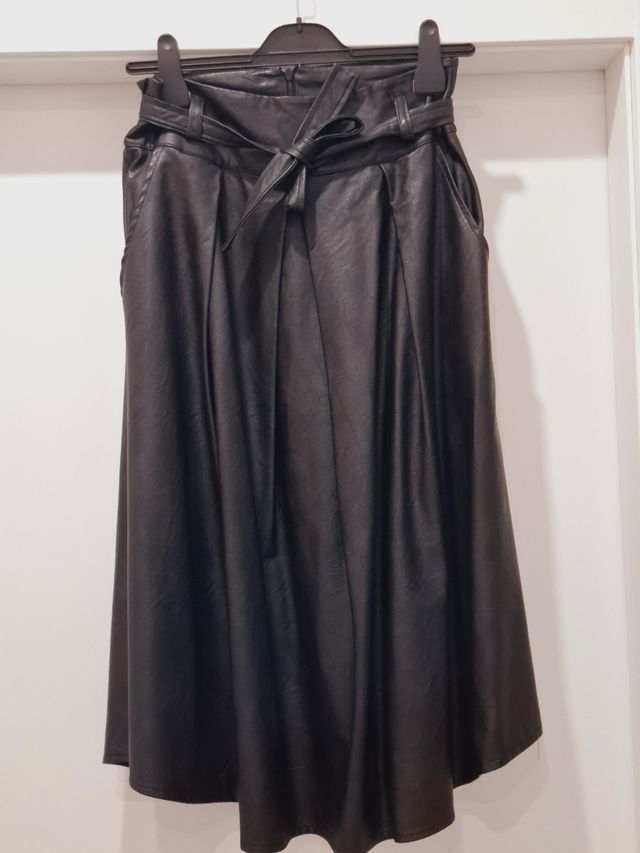 Gonna midi a pieghe in simil pelle