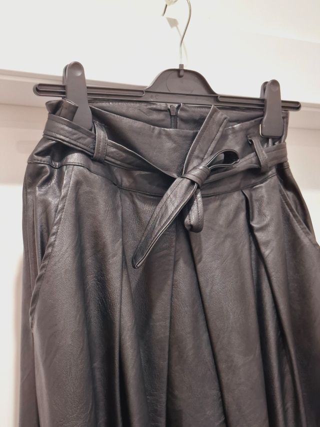 Gonna midi a pieghe in simil pelle