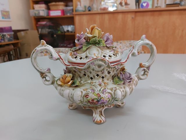 Sopera con decoración en relieve 30x23 cm.