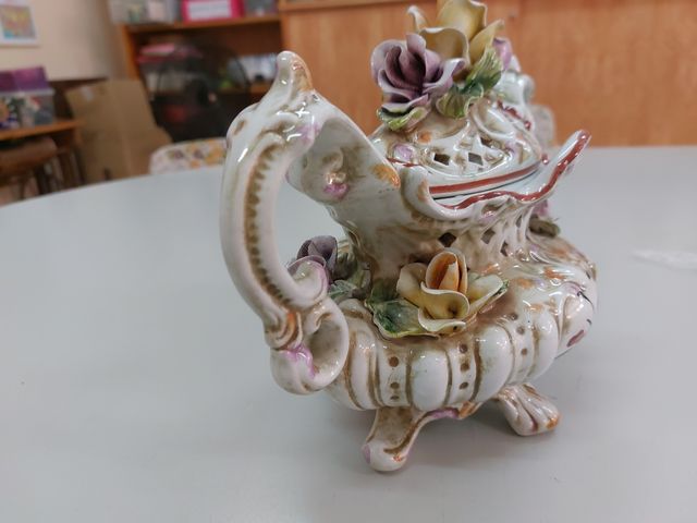 Sopera con decoración en relieve 30x23 cm.