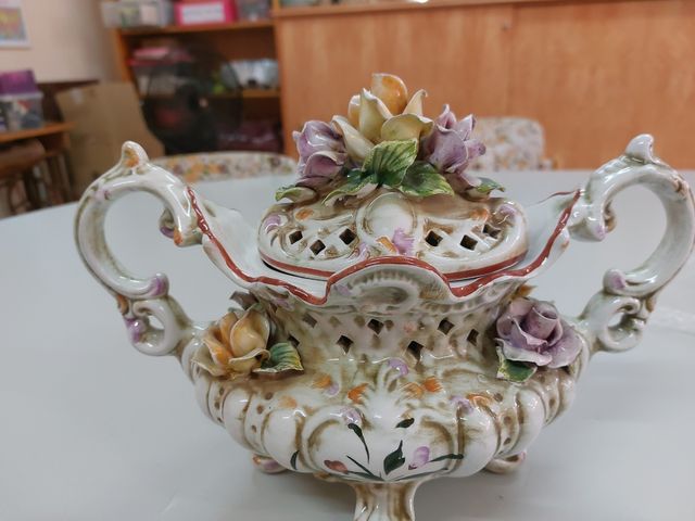 Sopera con decoración en relieve 30x23 cm.