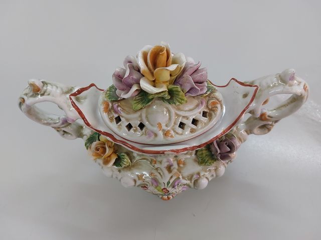 Sopera con decoración en relieve 30x23 cm.