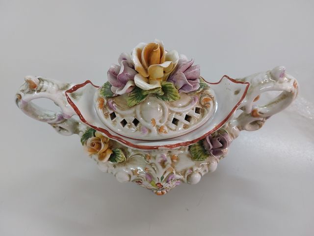 Sopera con decoración en relieve 30x23 cm.