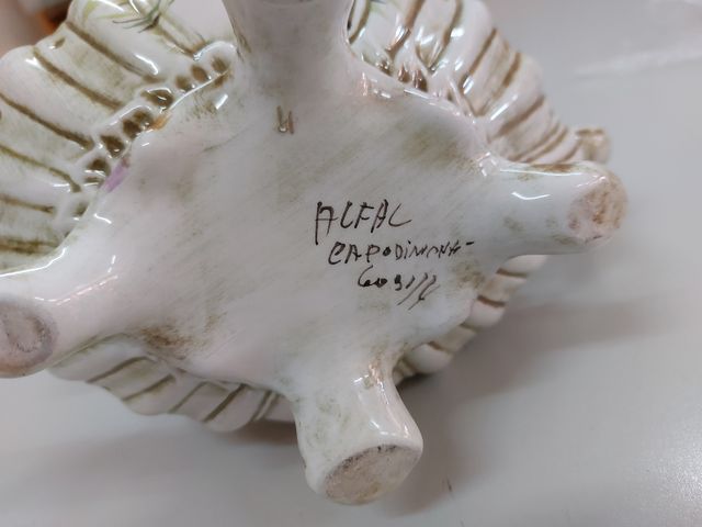 Sopera con decoración en relieve 30x23 cm.