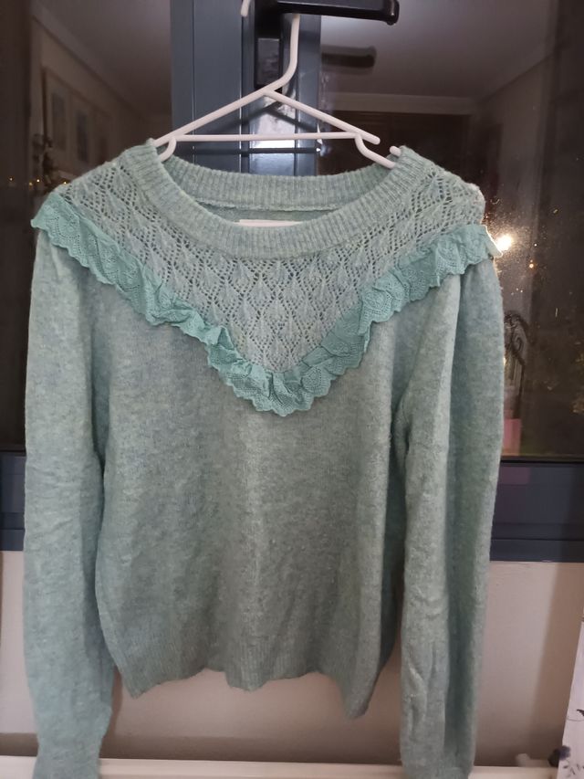 Bonito jersey con puntilla