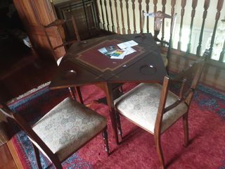 MESA DE JUEGO Y 4 SILLAS ANTIGUAS