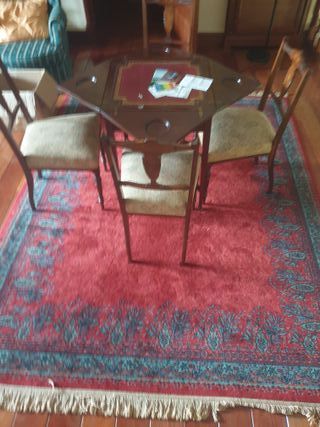 MESA DE JUEGO Y 4 SILLAS ANTIGUAS