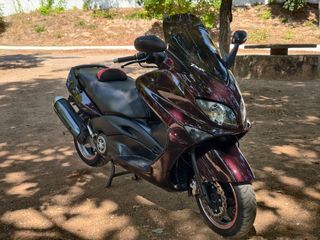 Yamaha tmax 500 recién pintada y plásticos nuevos