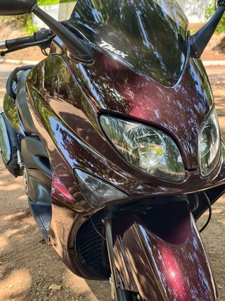 Yamaha tmax 500 recién pintada y plásticos nuevos