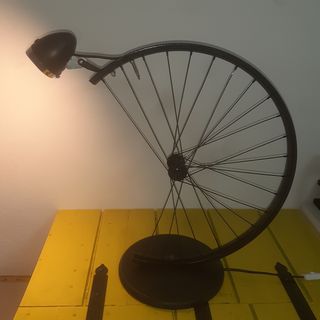 Lampada da tavolo - cerchione bicicletta
