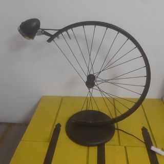 Lampada da tavolo - cerchione bicicletta
