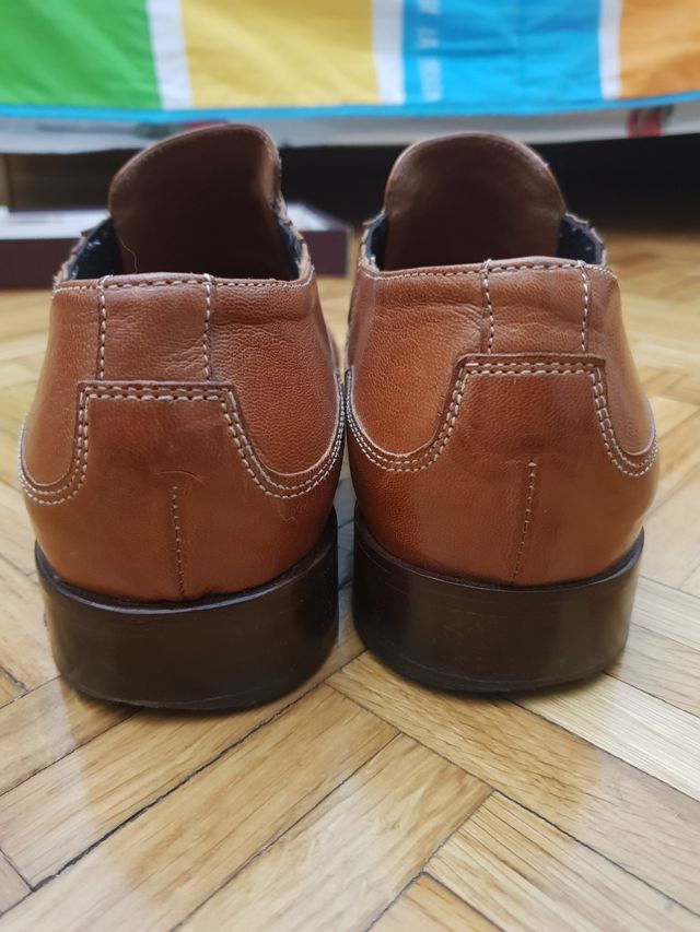 Zapatos de piel nuevos