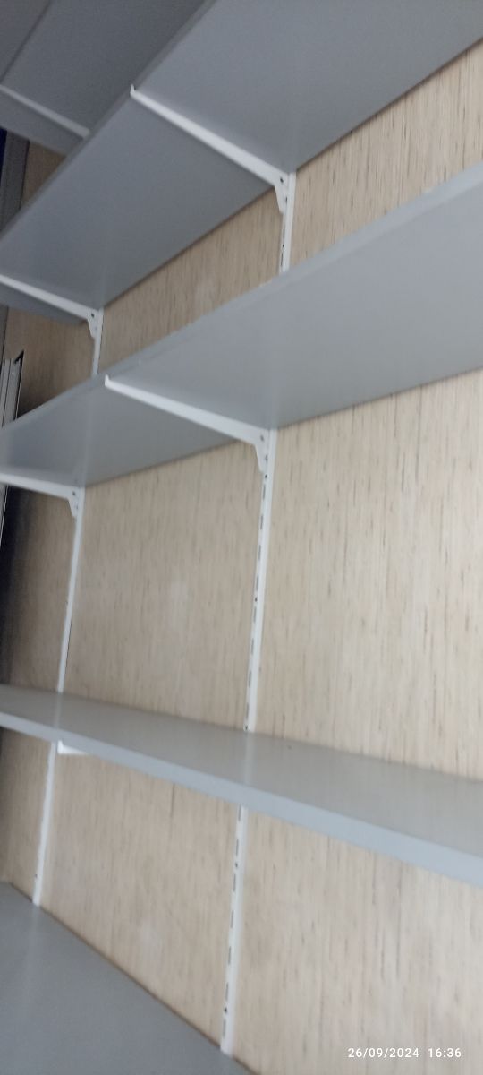 Estanterías de madera con soportes de