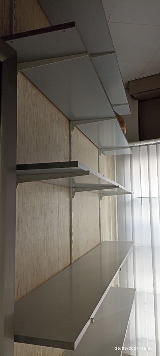 Estanterías de madera con soportes de