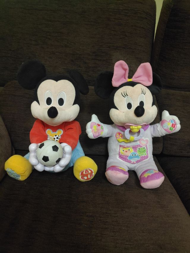 Mickey lanza pelotas y minie