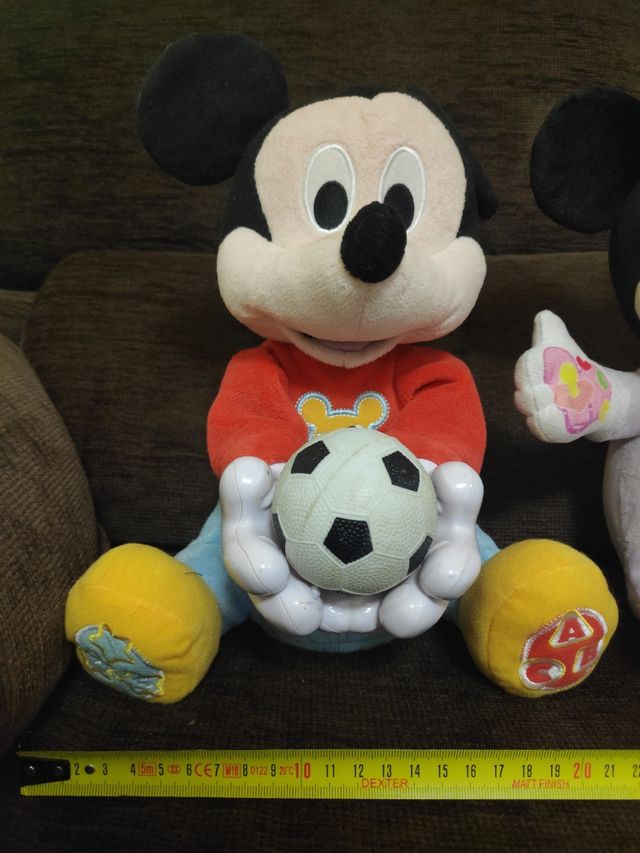 Mickey lanza pelotas y minie