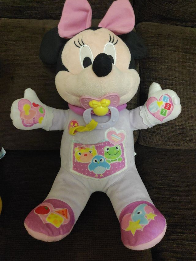 Mickey lanza pelotas y minie