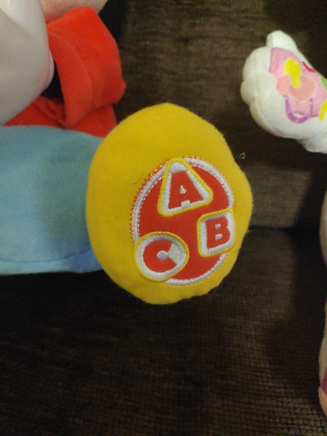 Mickey lanza pelotas y minie