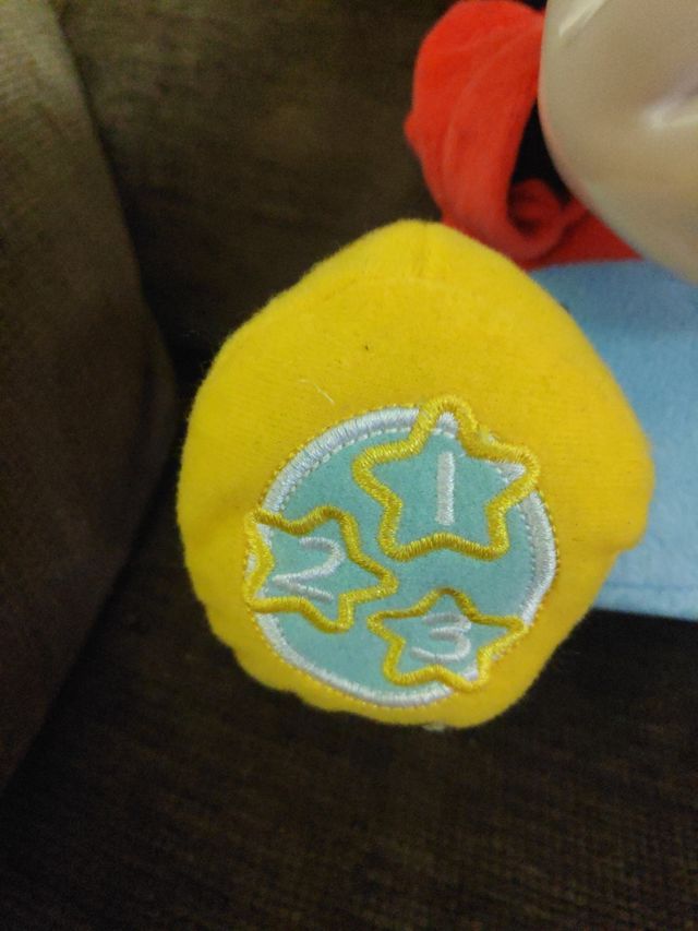 Mickey lanza pelotas y minie