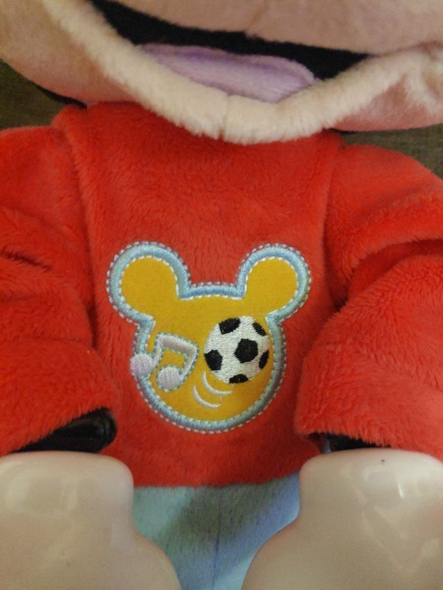 Mickey lanza pelotas y minie