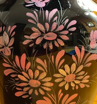 Vaso cinese nero con fiori rosa brillanti