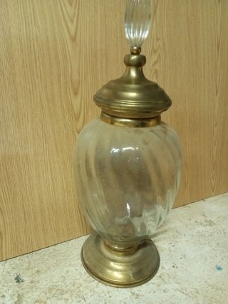 Jarrón de latón y cristal