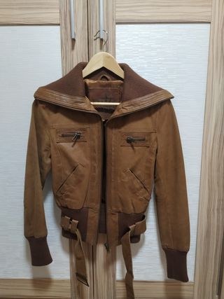 Cazadora de piel de mujer 