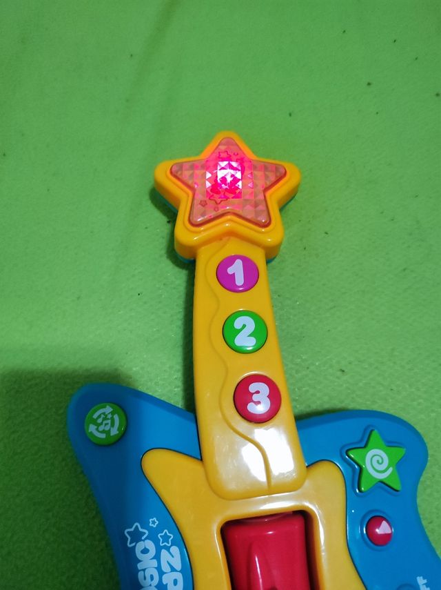 Guitarra electrónica con luces y sonido