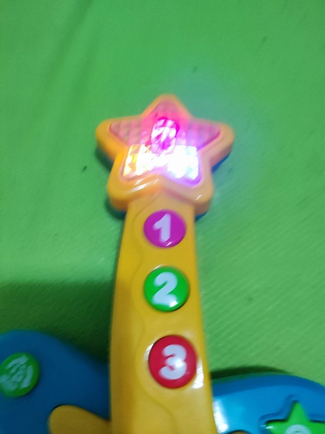 Guitarra electrónica con luces y sonido