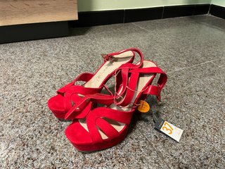 Sandalias rojas de tacón, talla 37