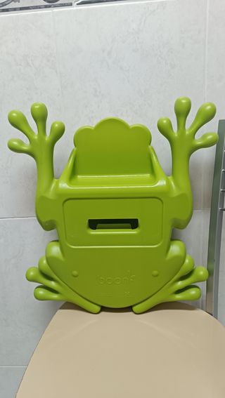 Rana BOON recoge juguetes