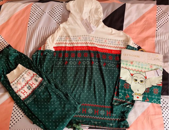 PACK PIJAMA Y DELANTAL HARRY POTTER HOGWARTS