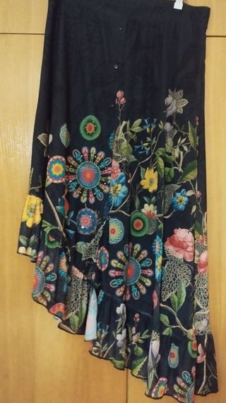 Falda midi asimetríca desigual