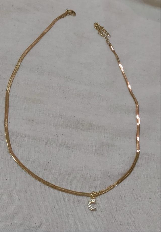 Collar de espiga plana con dije C