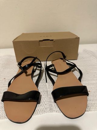 Sandalia plana Charol Zara