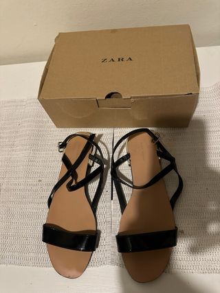 Sandalia plana Charol Zara