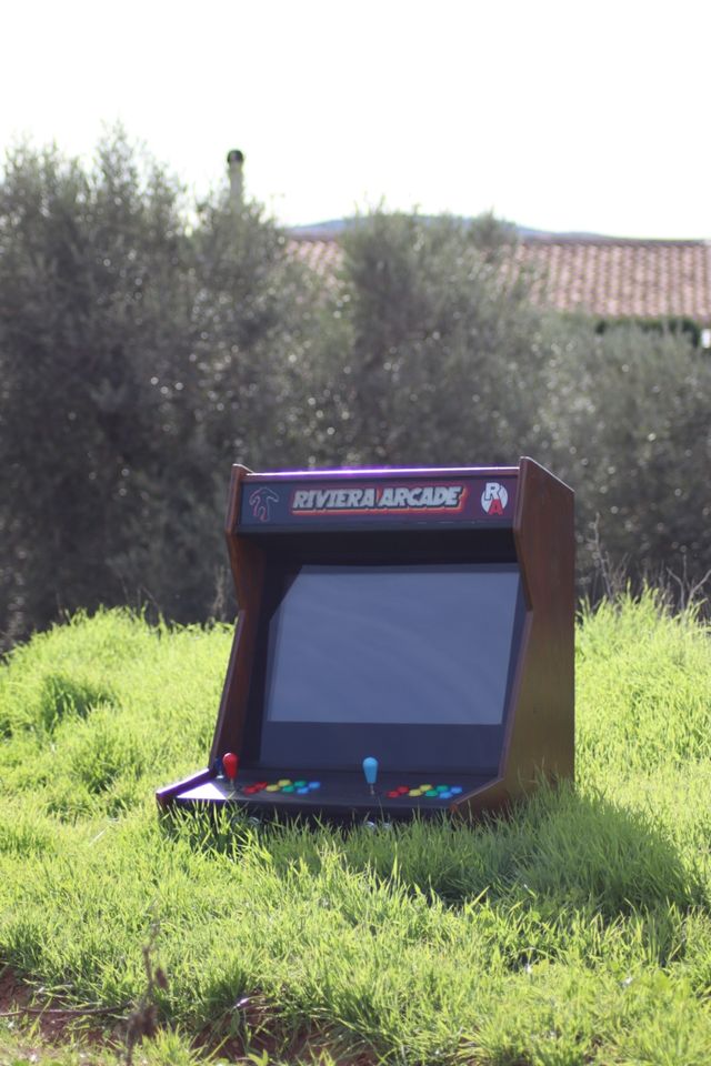 Maquina arcade rústica