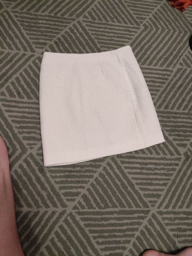 Falda de mujer blanca.