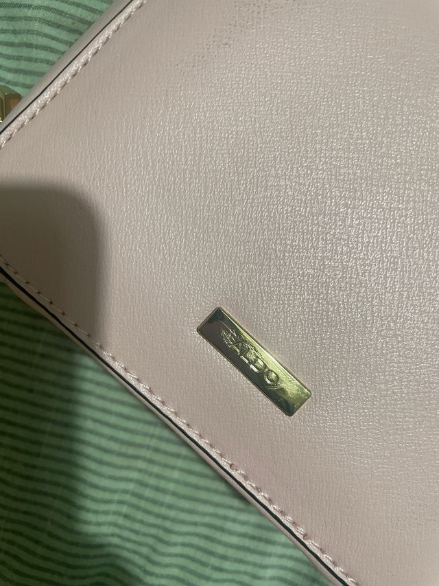 Borsetta rosa a cubetto da ragazzina