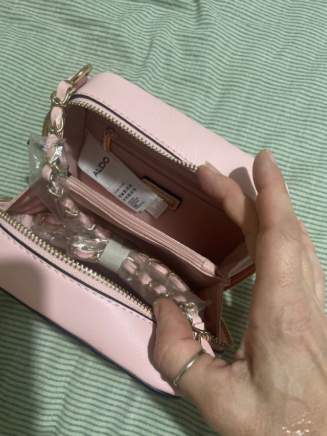 Borsetta rosa a cubetto da ragazzina