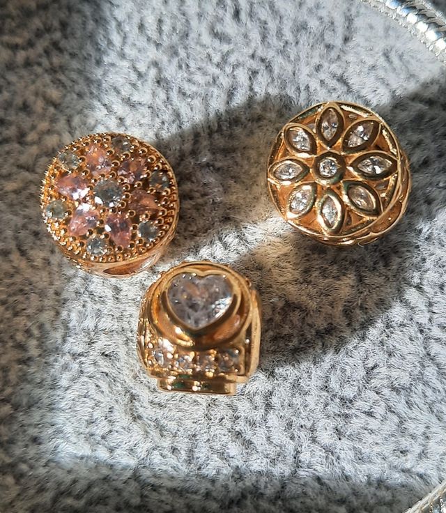 Tres Charm Dorados preciosos Nuevos