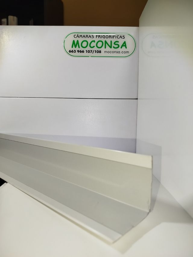 Perfilería, espuma y silicona